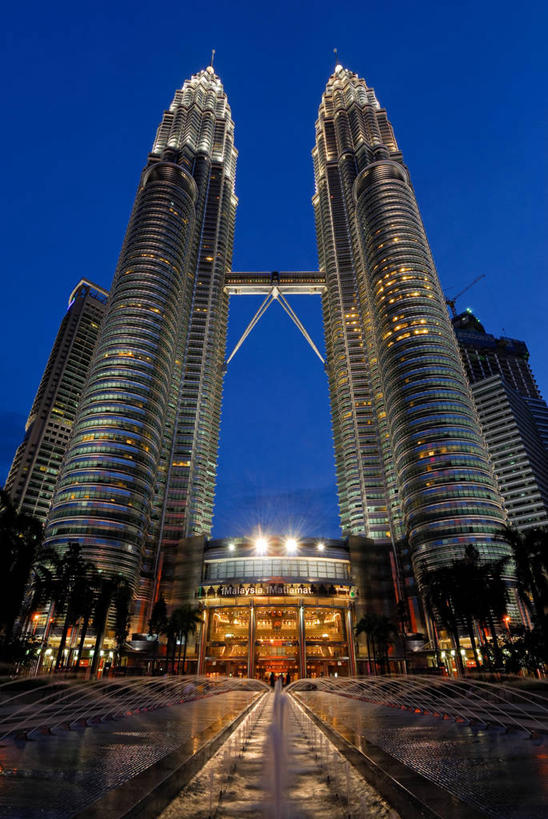 无人,竖图,室外,夜晚,仰视,城市,建筑,摩天大楼,马来西亚,亚洲,塔,首都,现代,树,天空,摄影,东南亚,照亮,双子塔,吉隆坡,双子星塔,吉隆坡石油双塔,吉隆坡双子星塔,佩重纳斯大厦,马来西亚联邦,彩图,低角度拍摄,双峰塔,马来文化