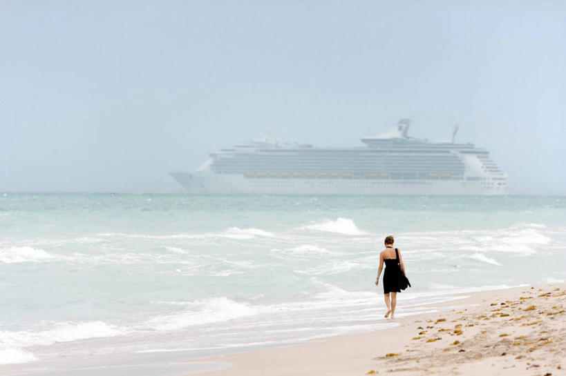 成年人,一个人,横图,室外,白天,探险,海浪,海洋,日光,西班牙,仅一个女性,沙子,休闲装,背面,自然,邮轮,波浪,摄影,宁静,万里无云,迈阿密海滩,海滩,步行,彩图,独处