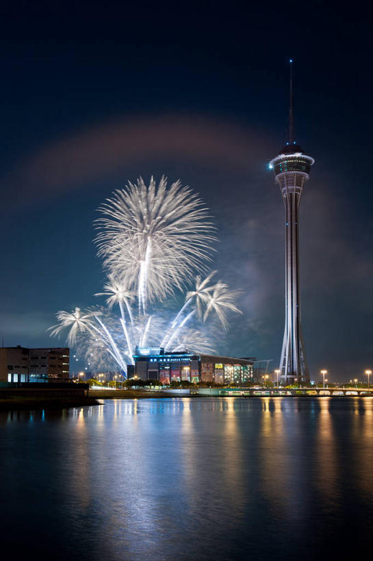 无人,竖图,室外,夜晚,爆炸,海洋,城市,建筑,澳门,庆祝,反射,塔,天空,焰火,摄影,照亮,彩图