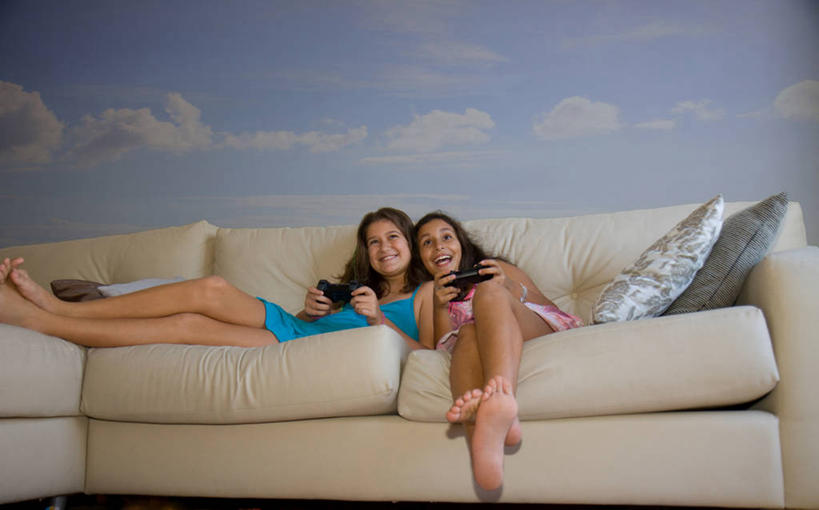 西方人,儿童,一个人,两个人,坐,躺,笑,微笑,露齿笑,横图,室内,快乐,友谊,幸福,纯洁,壁纸,沙发,巴西,欧洲,欧洲人,仅一个女性,仅一个人,拿着,小孩,枕头,仅一个小孩,放松,可爱,乐趣,童年,童趣,摄影,起居室,享乐,童真,烂漫,无邪,天真,女孩,女人,女性,白种人,孩子,彩图,女生,计算机游戏