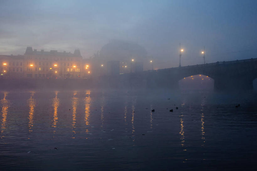 无人,横图,室外,河流,雾,建筑,欧洲,捷克,反射,拱门,桥,黎明,天气,首都,联系,自然,摄影,宁静,照亮,早晨,中欧,捷克共和国,波西米亚,布拉格,伏尔塔瓦河,彩图