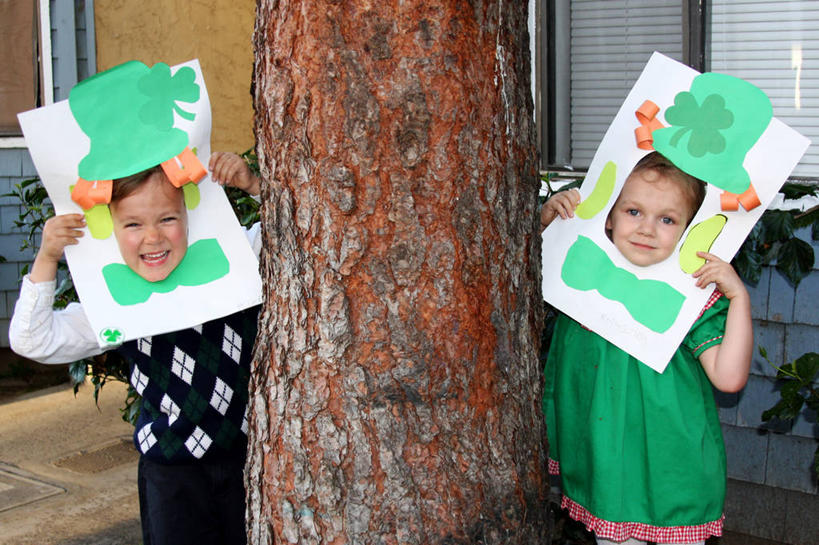 西方人,儿童,两个人,站,笑,微笑,露齿笑,横图,室外,绘画,快乐,纯洁,欧洲,美国,欧洲人,庆祝,艺术,古典,拿着,休闲装,文化,树干,小孩,绿色,工艺品,品味,可爱,童年,童趣,摄影,美术,高雅,加利福尼亚,童真,烂漫,无邪,美学,圣帕特里克节,天真,男孩,女孩,白种人,孩子,半身,彩图,传统文化