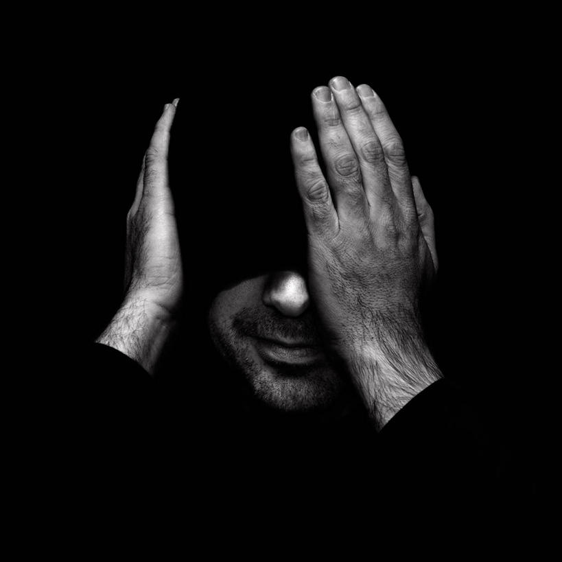 成年人,脸,头,脸颊,一个人,微笑,方图,特写,正面,满意,幸福,西班牙,仅一个男性,覆盖,黑色背景,托腮,肩膀,个性,摄影,肖像,头部,脸部,脸蛋,面部,彩图,影棚拍摄,风帽,胡茬