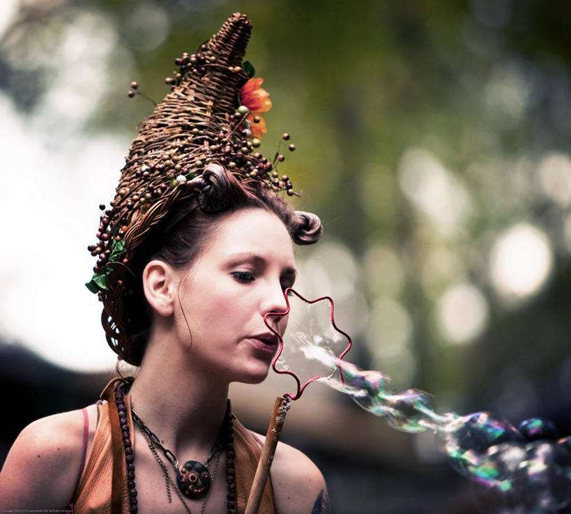 成年人,脸,头,脸颊,一个人,横图,室外,白天,幸福,美国,仅一个年轻女性,仅一个女性,仅一个人,头饰,拿着,吹泡泡,吹气,肩膀,树,乐趣,摄影,享乐,马里兰,年轻女性,女人,女性,年轻人,头部,脸部,脸蛋,面部,彩图,欢乐