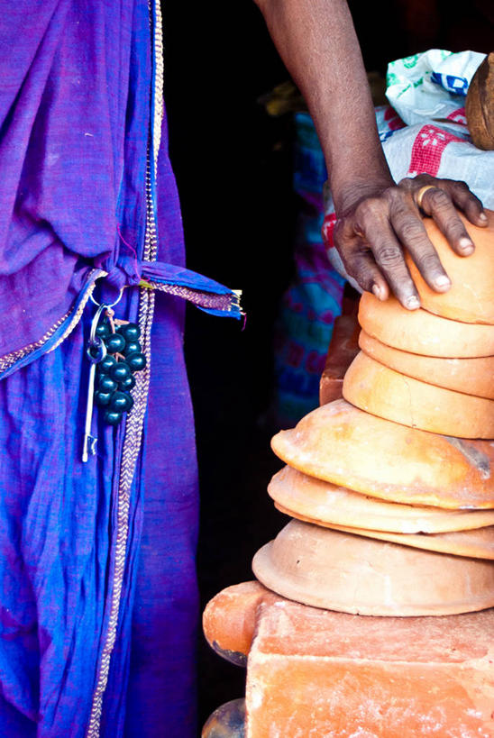 成年人,一个人,站,竖图,花盆,印度,仅一个女性,许多,钥匙,钥匙圈,很多,拿着,陶器,摄影,多样,印度文化,纱丽,喀拉拉邦,特里凡得琅,岩石,彩图