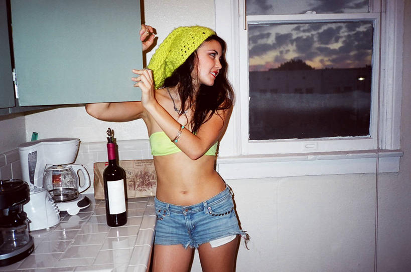 成年人,一个人,横图,室内,正面,性感,厨房,柜子,帽子,美国,仅一个年轻女性,仅一个女性,仅一个人,拿着,饮食,酒瓶,饮料,黄色,胸罩,摄影,加利福尼亚,热裤,好莱坞,尤物,年轻女性,女人,女性,年轻人,半身,彩图,美人