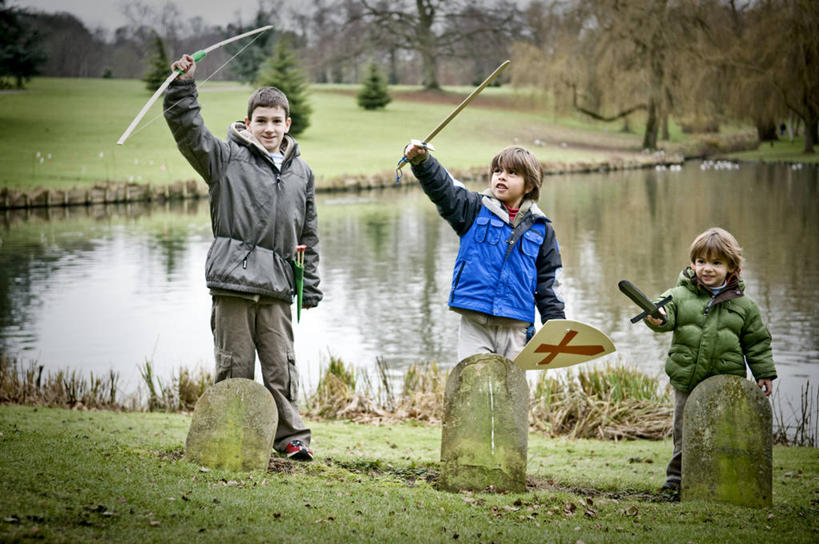 西方人,儿童,一个人,三个人,站,举,横图,室外,白天,正面,友谊,纯洁,湖,英国,欧洲,欧洲人,仅一个男性,仅一个人,拿着,休闲装,草,小孩,托,仅一个小孩,可爱,童年,童趣,模仿,摄影,盾,死亡,坟墓,剑,童真,烂漫,无邪,天真,男孩,男人,男性,白种人,孩子,休闲活动,举起,举手,举着,向上举,向上伸,向上托,半身,彩图,欢乐,男生,海斯