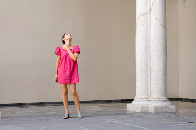 西方人,成年人,中年人,老年人,一个人,站,横图,室外,白天,正面,西班牙,欧洲,欧洲人,仅一个女性,仅一个人,咬,柱子,墙,大理石,院子,向上看,仅一个中年女性,个性,吸,摄影,咬着,肖像,吮,巴伦西亚省,老年女性,女人,女性,中年女性,白种人,彩图,美人,好奇心