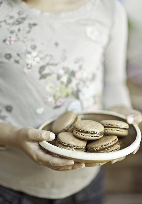 成年人,一个人,站,竖图,室内,白天,正面,瑞士,仅一个女性,拿着,休闲装,饮食,盘子,甜食,摄影,清新,彩图,蛋白杏仁饼