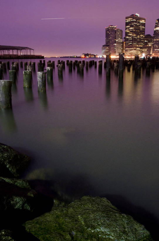 无人,竖图,室外,长时间曝光,度假,美景,天际线,城市风光,城市,建筑,摩天大楼,纽约,美国,木制,柱子,景观,曼哈顿,娱乐,风景,自然,黄昏,享受,休闲,景色,放松,摄影,宁静,照亮,缆绳,万里无云,系船柱,缆绳桩,缆绳柱,系缆桩,岩石,彩图,东河