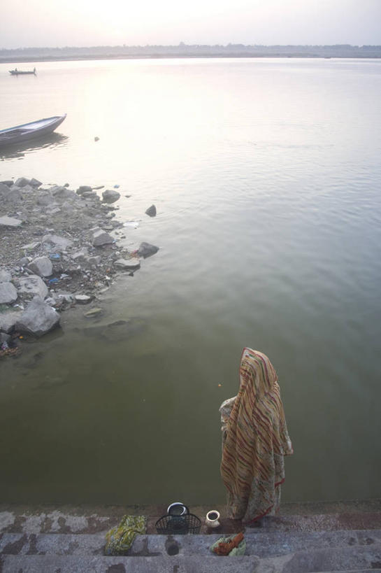 成年人,一个人,竖图,室外,河流,印度,仅一个女性,黎明,台阶,背面,祈祷,摄影,宗教,宗教建筑,印度文化,纱丽,印度教,北方邦,灵性,瓦拉纳西,恒河,印度次大陆,彩图