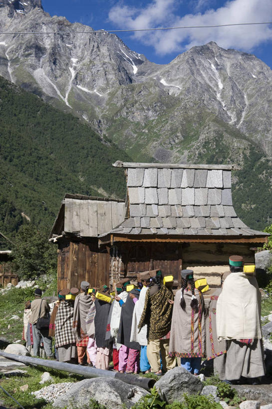 竖图,室外,白天,山脉,印度,朦胧,模糊,木制,房屋,许多人,背面,自然,一群人,鸭舌帽,摄影,喜马偕尔邦,岩石,彩图,传统服装,传统文化