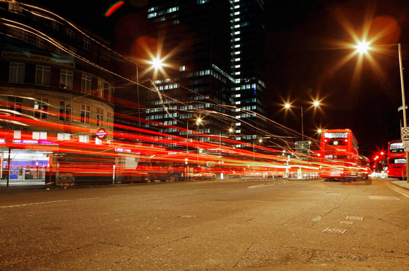 无人,横图,室外,夜晚,长时间曝光,建筑,街道,路灯,车站,英国,巴士,公共交通,首都,天空,运输,摄影,尾灯,迅速,照亮,彩图