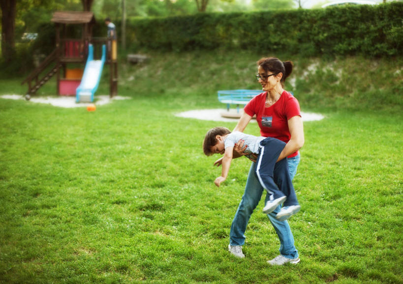 儿童,成年人,中年人,两个人,家庭,母亲,儿子,横图,室外,白天,幸福,纯洁,游乐场,意大利,连接,拿着,休闲装,刺激,草,小孩,自然,温暖,温馨,一家人,滑梯,可爱,童年,童趣,摄影,和睦,关爱,运送,童真,烂漫,无邪,天真,男孩,男性,女性,中年女性,孩子,彩图,爱,欢乐,融洽