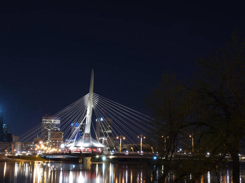 无人,横图,室外,夜晚,天际线,城市,建筑,加拿大,反射,联系,现代,摄影,人行桥,照亮,马尼托巴湖,红河,钢缆,彩图,温尼伯湖