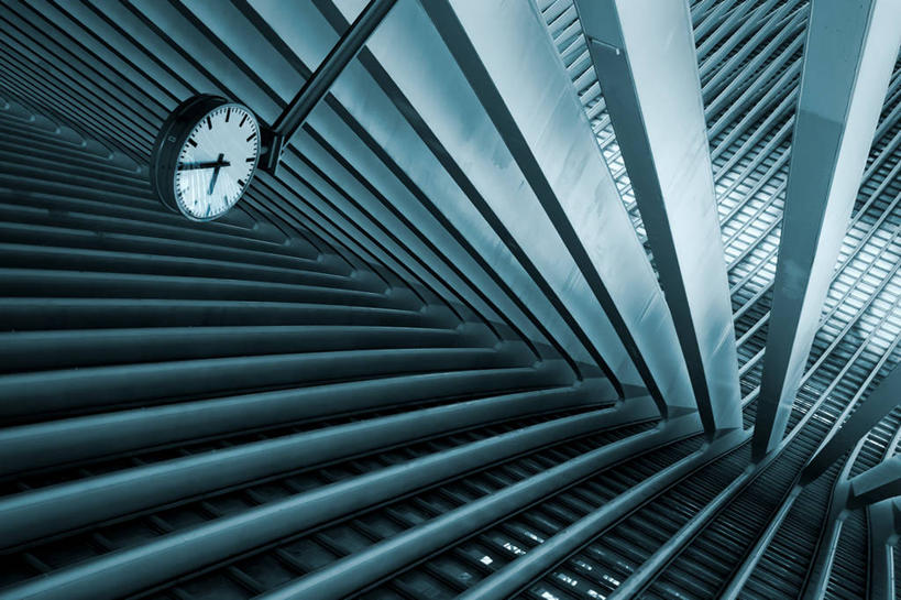 无人,横图,室内,白天,仰视,天花板,城市,建筑,车站,比利时,一排,对称,整齐,时间,钢铁,柱子,站台,现代,月台,排列,摄影,队列,钟,彩图,低角度拍摄,列日