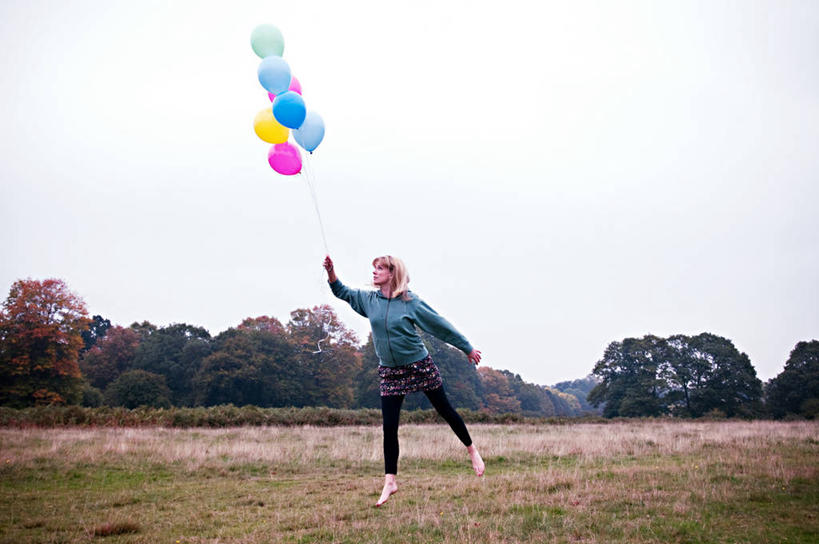 西方人,成年人,中年人,一个人,站,横图,室外,白天,英国,欧洲,欧洲人,仅一个女性,仅一个人,庆祝,田地,串,拿着,树,天空,仅一个中年女性,摄影,想象,萨里市,无忧无虑,女人,女性,中年女性,白种人,休闲活动,彩图,氦气球