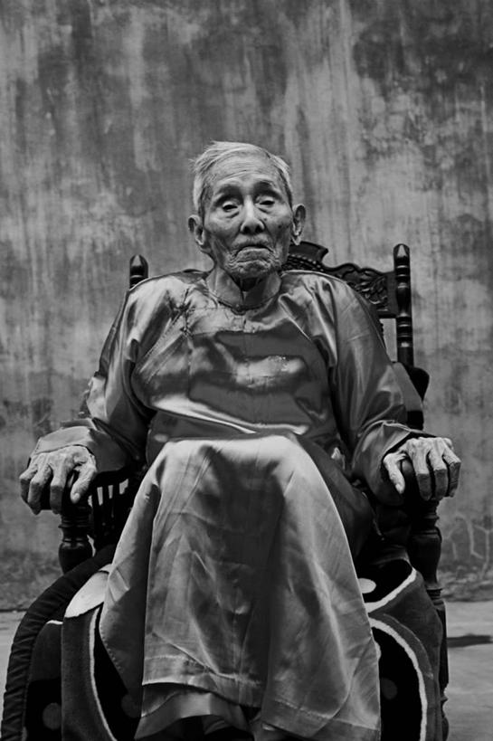 成年人,老年人,一个人,祖父,坐,竖图,黑白,室外,白天,正面,椅子,越南,仅一个男性,仅一个人,长袍,首都,拿着,休闲装,仅一个老年男性,个性,摄影,河内,老年男性,男人,男性