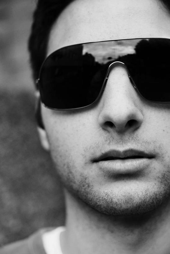 西方人,成年人,脸,头,脸颊,一个人,竖图,黑白,室外,特写,白天,正面,时尚,信心,英国,欧洲,欧洲人,仅一个男性,仅一个人,眼镜,首都,肩膀,仅一个年轻男性,太阳镜,摄影,写实,男人,男性,年轻男性,白种人,年轻人,头部,脸部,脸蛋,面部,胡茬