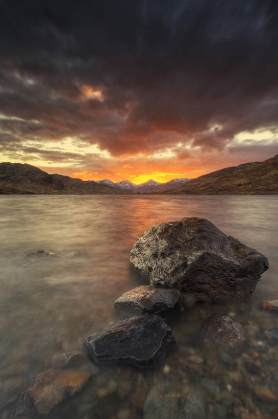 无人,竖图,室外,湖,石头,美景,日落,山,雪山,多云,英国,反射,景观,乌云,云,中环,风景,自然,景色,摄影,宁静,阿尔卑斯,自然风光,岩石,彩图