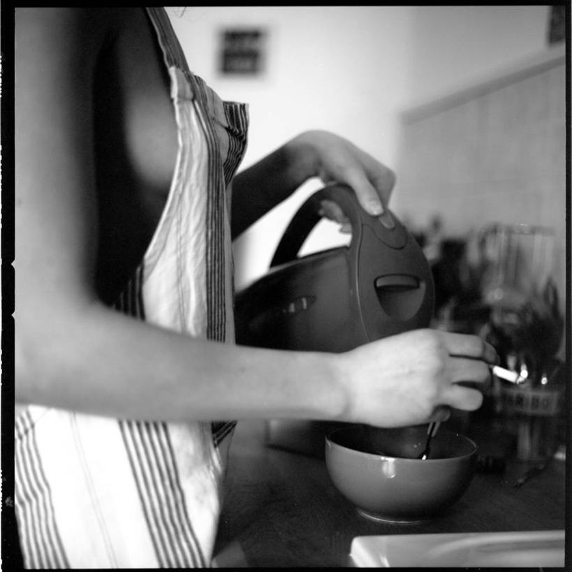 成年人,一个人,方图,黑白,室内,侧面,厨房,香烟,法国,仅一个女性,倒,壶,围裙,杯,拿着,饮食,摄影,上瘾,早晨,茶杯
