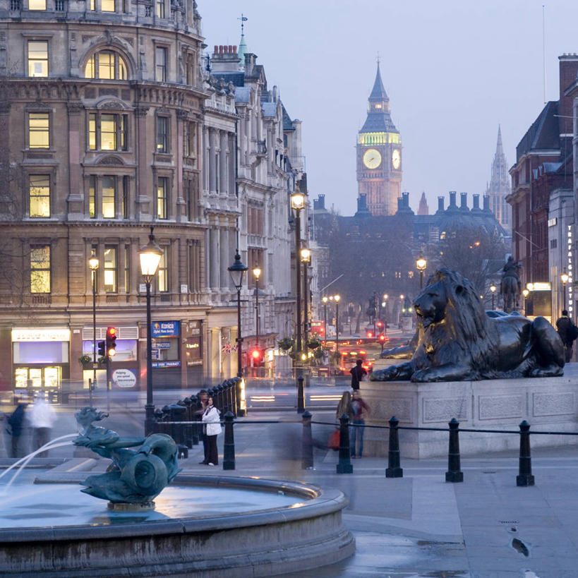 广场,站,方图,室外,夜晚,旅游,城市,建筑,路灯,喷泉,狮子,英国,行人,游客,游人,雕像,塔,首都,拿着,钟塔,路人,旅客,拍照,地标建筑,摄影,照亮,政府,发展,英国文化,特拉法尔加广场,万里无云,议会大楼,过客,彩图