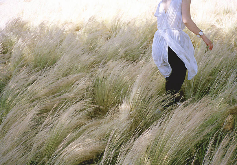 少年,一个人,横图,室外,白天,草地,西班牙,巴塞罗那,仅一个男性,仅一个年轻女性,仅一个女性,仅一个人,草,仅一个年轻男性,白色,自然,夏天,摄影,享乐,无忧无虑,男人,男性,年轻男性,年轻女性,女人,女性,休闲活动,步行,彩图,太阳裙