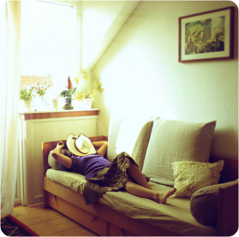 成年人,一个人,横图,室内,白天,裙子,绘画,窗户,沙发,花瓶,日光,仅一个年轻女性,仅一个女性,仅一个人,抱头,艺术,首都,古典,T恤,休闲装,文化,工艺品,枕头,品味,休息,赤脚,放松,摄影,美术,双手抱头,起居室,高雅,美学,捧首,捧头,哥本哈根,年轻女性,女人,女性,年轻人,仰卧,彩图,巴拿马草帽