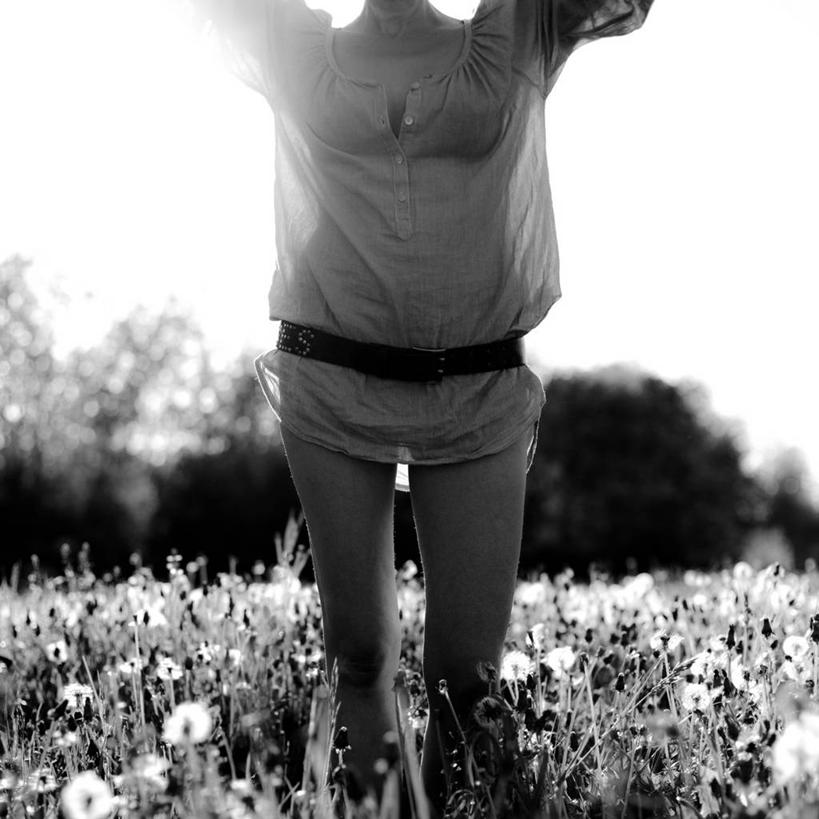 一个人,站,举,方图,黑白,室外,白天,正面,时尚,性感,日光,法国,透明,田地,休闲装,腰带,树,天空,自然,托,摄影,茄克,举起,举手,举着,向上举,向上伸,向上托