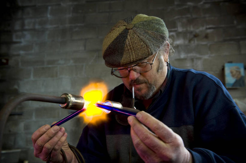 西方人,成年人,中年人,老年人,脸,头,脸颊,一个人,商店,横图,室内,霓虹灯,欧洲,美国,欧洲人,仅一个男性,仅一个人,仅一个中年男性,工作,管子,火焰,眼镜,拿着,休闲装,肩膀,艺术家,摄影,专心,华盛顿州,西雅图,技能,男人,男性,中年男性,白种人,头部,脸部,脸蛋,面部,彩图,软帽