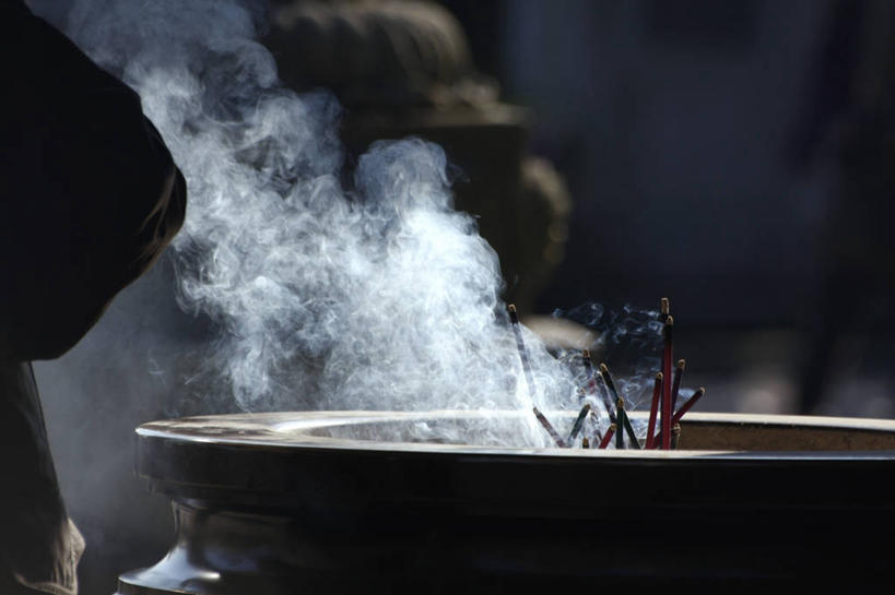 手,一个人,横图,室外,日本,神奈川县,佛香,碗,祈祷,烟,许愿,人体,摄影,宗教,宁静,部分,镰仓,灵性,彩图