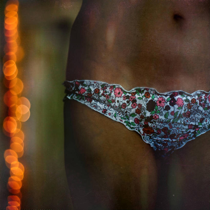 成年人,肚脐,一个人,站,方图,室内,特写,正面,性感,法国,仅一个女性,花纹,内裤,短裤,四角裤,人体,摄影,臀,彩图,平口裤,孖烟囱