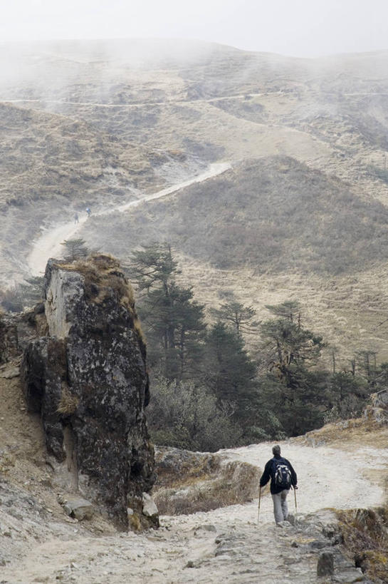 成年人,一个人,竖图,室外,白天,旅游,度假,探险,美景,山,孟加拉国,印度,亚洲,仅一个男性,景观,宏伟,休闲装,娱乐,树,背面,自然,享受,休闲,景色,放松,摄影,岩层,自然风光,南亚,背包客,孟加拉人民共和国,锡金,冒险,岩石,步行,彩图