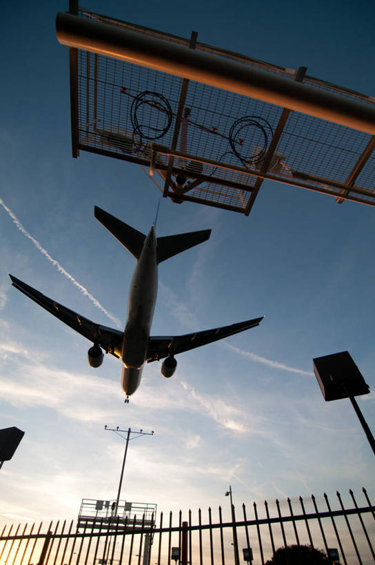 无人,竖图,室外,白天,仰视,旅途,城市,飞机,美国,篱笆,云,着陆,天空,运输,摄影,迅速,北美,北美洲,加利福尼亚,美洲,加州,洛杉矶,加利福尼亚州,金州,黄金州,北亚美利加洲,亚美利加洲,着陆灯,天使之城,洛杉矶国际机场,彩图,低角度拍摄,旅行,美利坚合众国