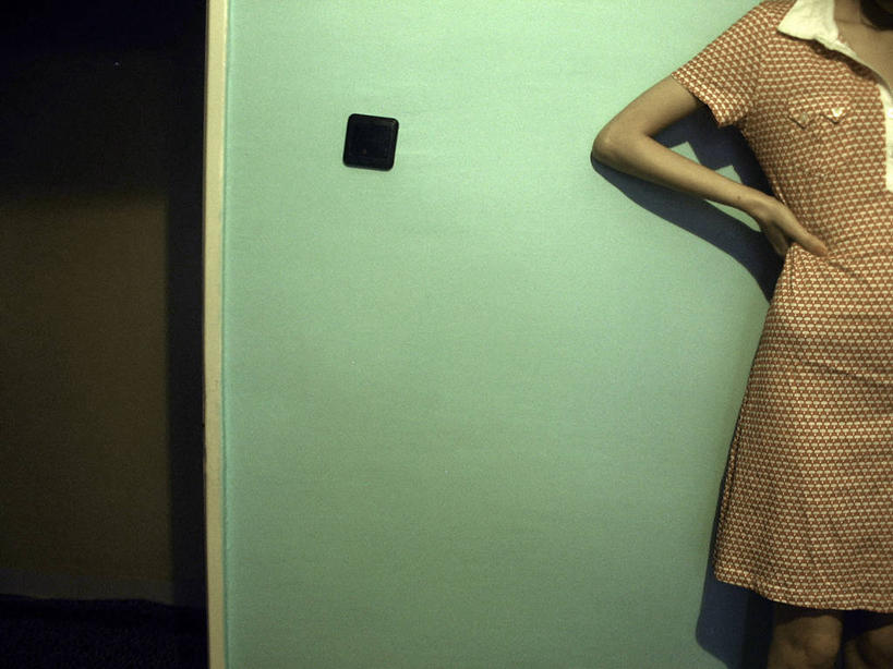 成年人,一个人,站,横图,室内,正面,仅一个女性,阴影,正方形,墙,首都,休闲装,叉腰,个性,摄影,安卡拉,彩图