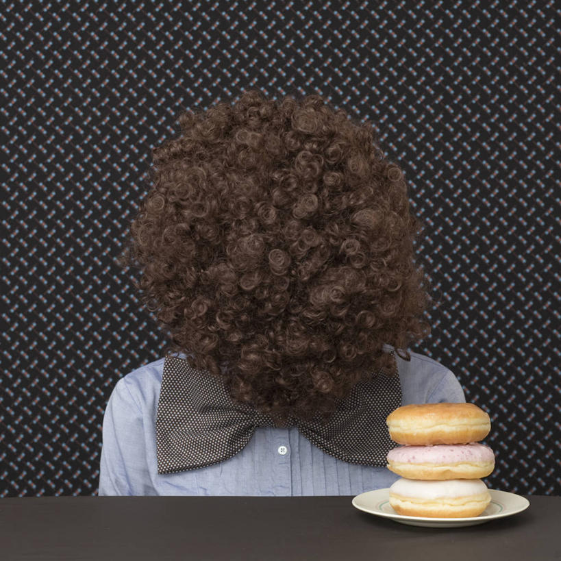 东方人,成年人,中年人,脸,头,脸颊,一个人,方图,室内,正面,衬衫,壁纸,桌子,日本,亚洲,仅一个女性,仅一个人,堆叠,假发,领结,黄种人,饮食,肩膀,盘子,仅一个中年女性,日本人,遮,遮掩,摄影,巨大,庞大,掩盖,遮挡,爆炸头,多纳圈,遮盖,掩饰,宏大,硕大,伟大,女人,女性,中年女性,亚洲人,头部,卷发,脸部,脸蛋,面部,彩图