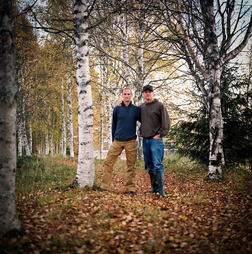 西方人,成年人,中年人,两个人,兄弟,站,竖图,室外,白天,正面,度假,森林,瑞典,欧洲,欧洲人,连接,并排,枝,休闲装,树,树干,自然,鸭舌帽,搭,摄影,白桦,宁静,搭着,肖像,手插袋,男性,中年男性,白种人,插兜,手插兜,彩图,手抄兜