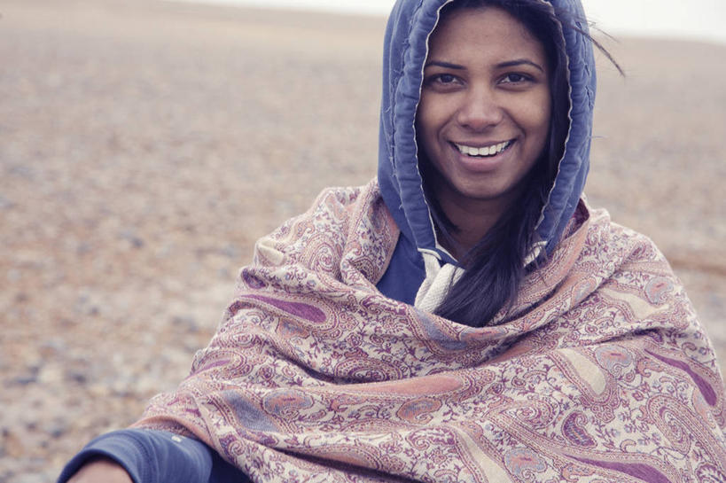 成年人,脸,头,脸颊,一个人,站,笑,微笑,露齿笑,横图,室外,特写,白天,正面,快乐,幸福,信心,英国,仅一个年轻女性,仅一个女性,仅一个人,休闲装,肩膀,披肩,寒冷,摄影,享乐,肖像,邓杰内斯蟹,年轻女性,女人,女性,年轻人,头部,脸部,脸蛋,面部,海滩,彩图,风帽