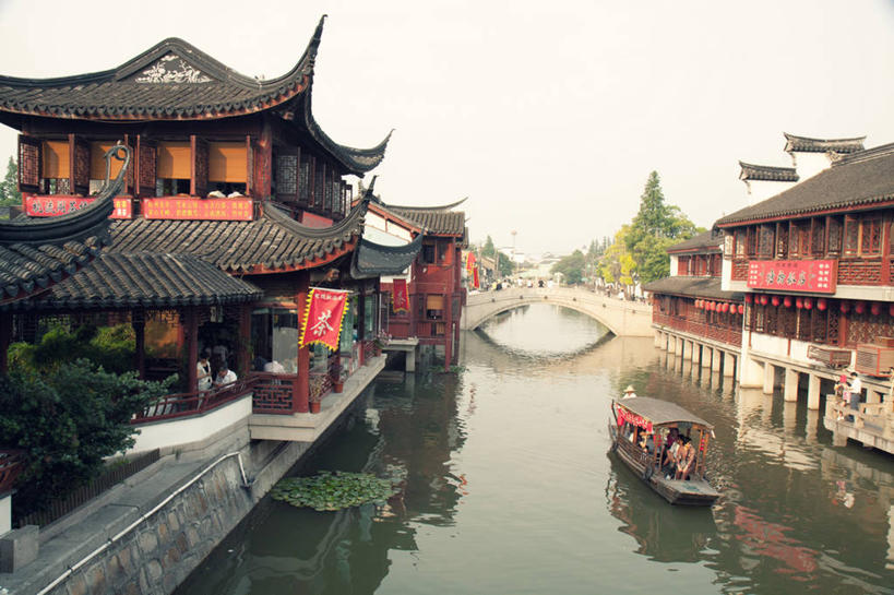 码头,横图,室外,白天,度假,烟囱,海洋,建筑,船,上海,波纹,反射,屋顶,桥,联系,瓦,树,运输,摄影,朱家角,中国文化,万里无云,彩图,旅行