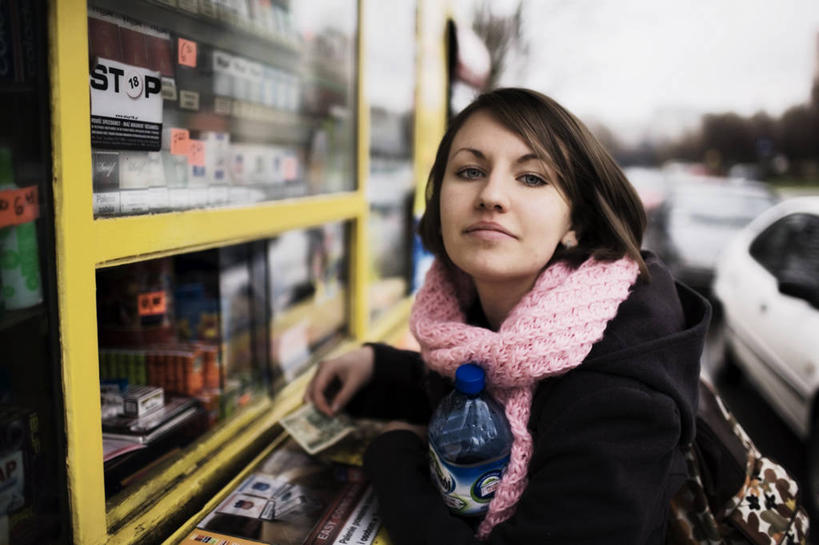 西方人,成年人,脸,头,脸颊,一个人,商店,横图,室外,白天,正面,消费,街道,欧洲,波兰,欧洲人,仅一个年轻女性,仅一个女性,仅一个人,肩膀,瓶子,个性,零售,摄影,便利,肖像,零售店,波兹南,年轻女性,女人,女性,白种人,年轻人,头部,脸部,脸蛋,面部,彩图,美人