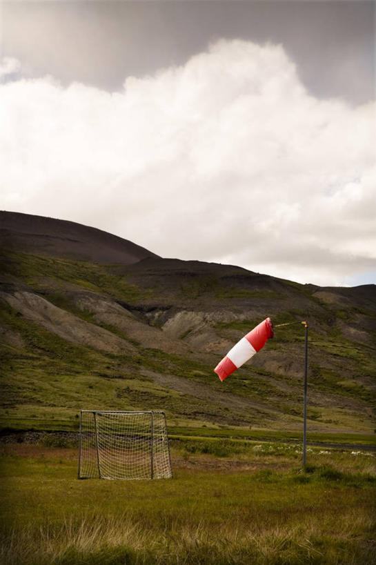 无人,足球场,机场,运动场,竖图,室外,白天,运动,山,风向袋,球门,地形,田地,云,草,天空,自然,摄影,彩图