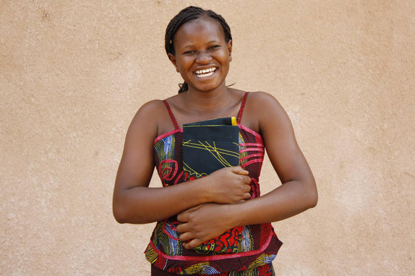 成年人,一个人,站,笑,微笑,露齿笑,横图,白天,正面,快乐,幸福,信心,非洲,马里,仅一个年轻女性,仅一个女性,仅一个人,米色背景,首都,拿着,休闲装,摄影,肖像,阿非利加洲,巴马科,马里共和国,西非,年轻女性,女人,女性,非洲人,年轻人,半身,彩图,影棚拍摄