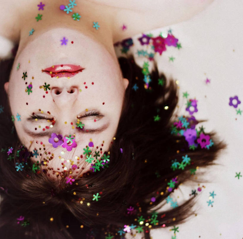 成年人,一个人,躺,横图,俯视,白色背景,英国,仅一个年轻女性,仅一个女性,仅一个人,放松,摄影,多样,闪亮,北约克郡,五彩纸屑,年轻女性,女人,女性,年轻人,闭着眼睛,仰卧,彩图,高角度拍摄,影棚拍摄