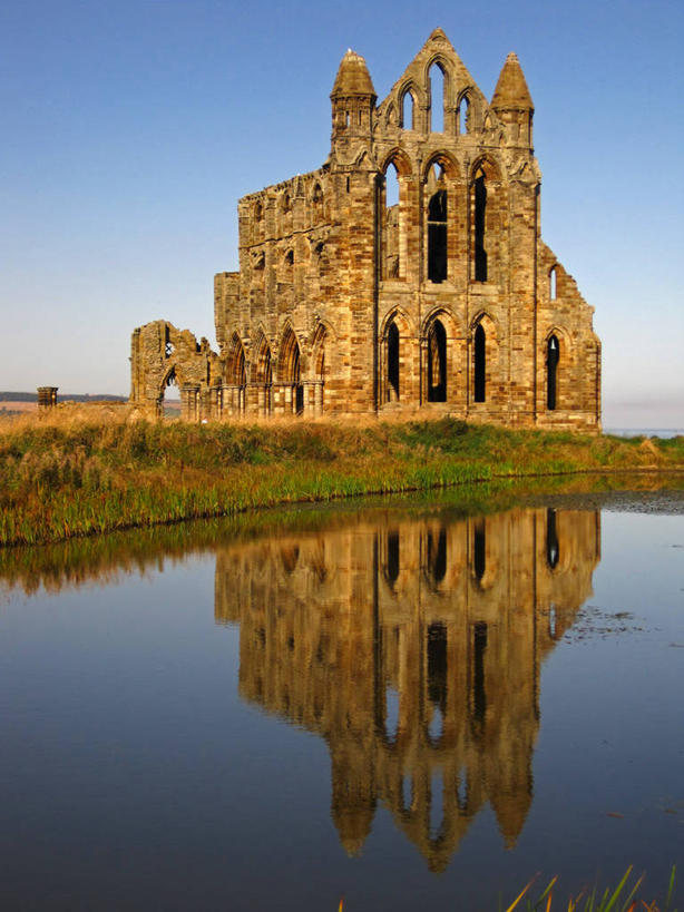 无人,竖图,室外,白天,建筑,日光,英国,对称,破碎,反射,拱门,古典,历史,破坏,破损,废墟,草,蓝色,风景,摄影,宁静,粉碎,损坏,毁坏,摧毁,万里无云,北约克郡,惠特比修道院,死水,彩图