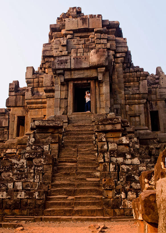 成年人,一个人,寺庙,竖图,室外,白天,旅游,建筑,柬埔寨,仅一个女性,台阶,天空,自然,摄影,宗教建筑,暹粒,古代文明,吴哥,彩图,柬埔寨文化