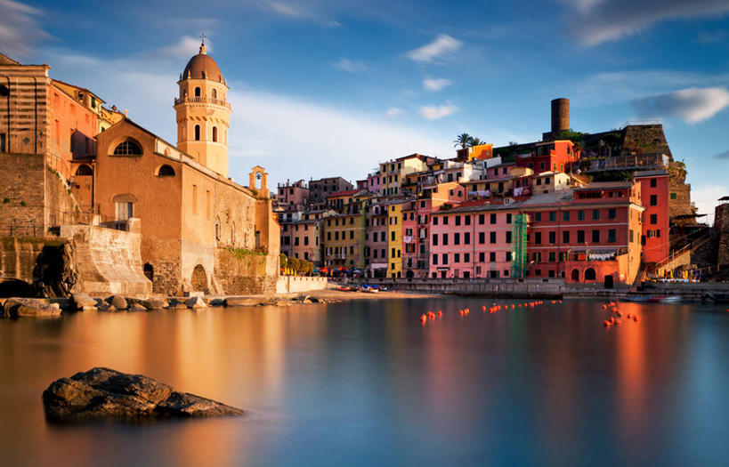 无人,教堂,横图,室外,白天,湖,建筑,意大利,欧洲,反射,城镇,塔,天空,摄影,宗教,基督教,宗教建筑,南欧,意大利文化,意大利共和国,利古里亚,利古里亚大区,五渔村,五乡地,彩图