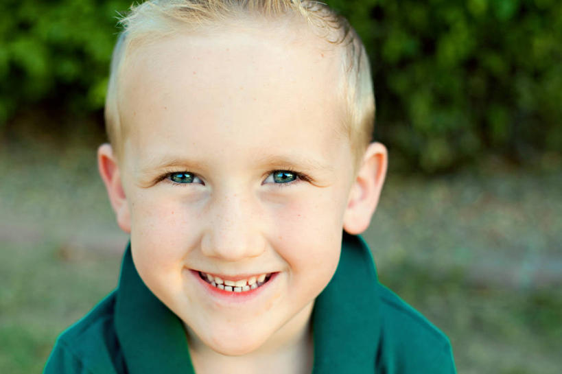 西方人,儿童,脸,头,脸颊,头发,一个人,笑,微笑,露齿笑,横图,室外,特写,白天,正面,快乐,幸福,纯洁,信心,欧洲,美国,欧洲人,仅一个男性,仅一个人,休闲装,肩膀,小孩,仅一个小孩,金色,可爱,童年,童趣,摄影,亚利桑那,肖像,童真,烂漫,无邪,吉尔伯特,天真,男孩,男人,男性,白种人,孩子,头部,脸部,脸蛋,面部,彩图,男生
