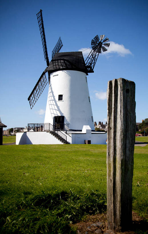 无人,竖图,室外,白天,建筑,日光,英国,环保,风力,云,草,树,天空,木桩,摄影,能源,回收,资源,利用,低碳,循环,替代能源,环境保护,持续,布莱克浦,兰开夏,彩图