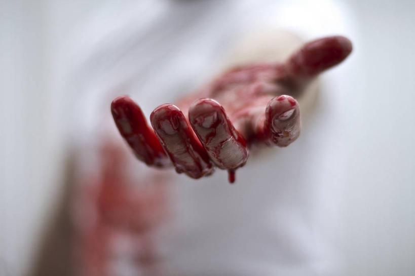 成年人,手,一个人,举,横图,室内,特写,爱尔兰,仅一个男性,水滴,首都,托,血液,人体,摄影,部分,不幸,痛苦,危险,举起,举手,举着,向上举,向上伸,向上托,彩图