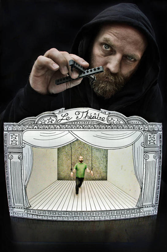 西方人,成年人,中年人,老年人,脸,头,脸颊,胡须,一个人,竖图,通讯,爱尔兰,欧洲,欧洲人,仅一个男性,仅一个人,仅一个中年男性,表演,黑色背景,服装,标志,文字,字符,字母,首都,拿着,休闲装,标识,肩膀,衣服,休闲,休闲服,连帽衫,凝视,摄影,服饰,控制,肖像,帽衫,技能,想法,男人,男性,中年男性,白种人,头部,胡子,络腮胡,脸部,脸蛋,面部,彩图,影棚拍摄,牵线木偶,传统文化